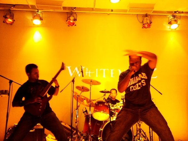 Moncy performing with WhitenoiZ in 2009